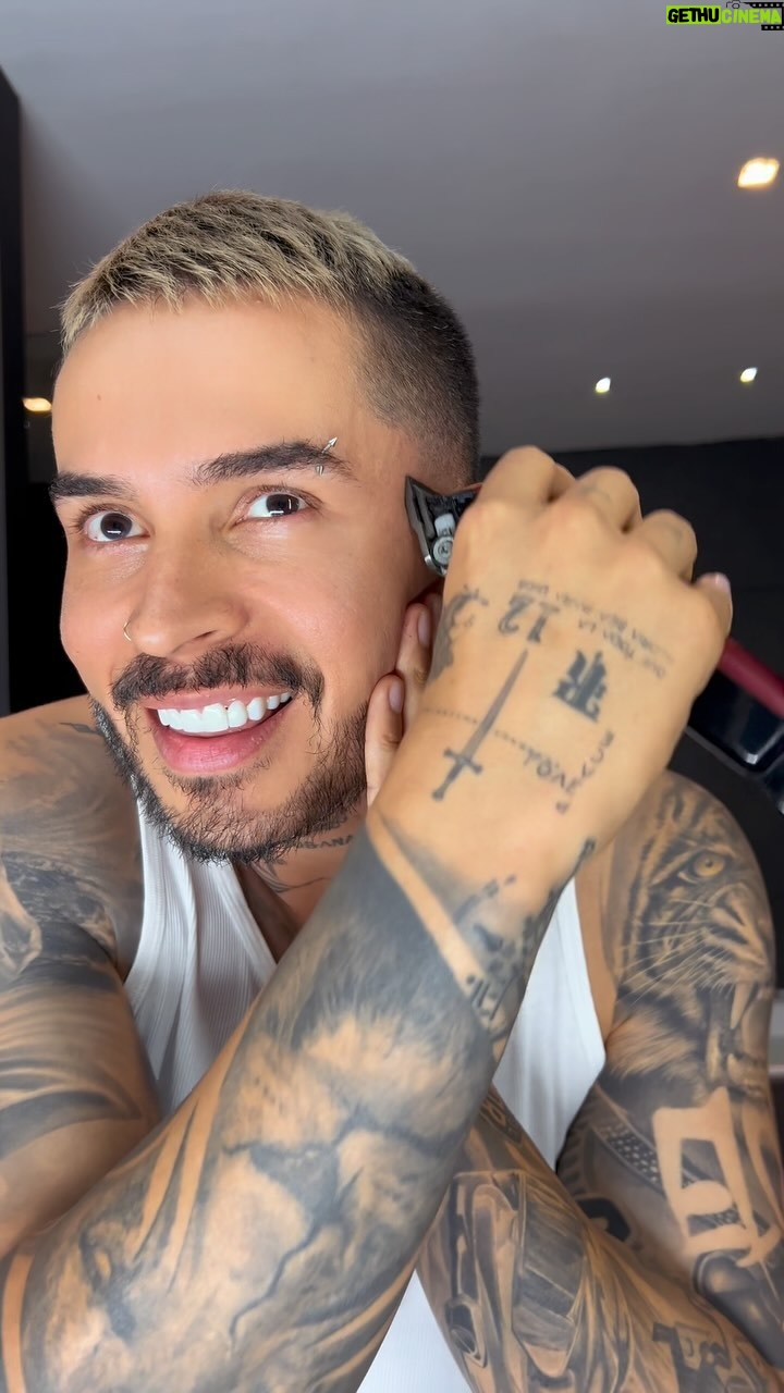 Reykon - 19.3K Likes - La tengo en Replay todo el día, no sé qué pu… hacer para dejarla escucharla 🤷🏻♂️🤦🏻♂️