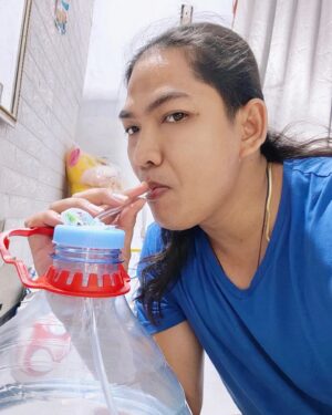 Reymon Knuliqh Instagram - Tumbler gw klo dirumah, capek pake dispenser
Anti repot
Bahan yang dibutuhkan :

Air mineral 15liter
Selang aquarium 2m potong 1m jadi butuhnya semeter

#reymonknuliqh #leminerale #tumbler