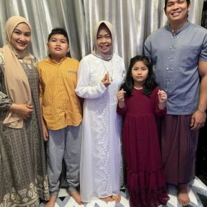 Reymon Knuliqh Instagram - Minal aidzin wal Faidzin

Dah gitu aja muka saya...

#reymonknuliqh