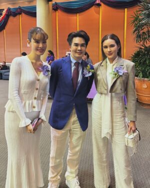 Rhatha Phongam Instagram - ปีแห่งการเริ่มต้นใหม่!! หลังจากทำอาหารเสริมผิว Milky reii @masteri_official  มาครบเดือน ก็เริ่มมีไฟอยากเติมความรู้ด้าน #เวชศาสตร์ชะลอวัย หญิงเลยตัดสินใจมาเรียนต่อปริญญาโทที่ #DPU เป็นการกลับมาเรียนอีกครั้งในรอบหลายปี ความรู้คลาสปรับพื้นฐานสนุกมาก ได้รู้ถึงความมหัศจรรย์ของร่างกายมนุษย์เพิ่มขึ้น เพื่ิอนๆในคลาสน่ารักช่วยสอน ช่วยติว ถึงแม้ว่าคิวการทำงานช่วงครึ่งปีหลังจากนี้จะโหดเอาเรื่ิอง แต่เพื่ออนาคต #Yingaowjing!! เป็นกำลังใจให้หญิงกับเพื่อนๆรุ่นนี้ด้วยนะคะ 🩷