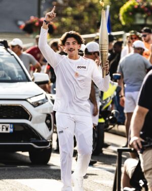 Riadh Belaïche Instagram - Je suis tellement fier … avoir la chance de porter cette flamme olympique représente beaucoup. ❤️
Merci à vous de pouvoir me faire vivre chaque jour ce genré d’expérience incroyable 🫶

Merci au Comité olympique de m’avoir choisi pour porter cette flamme dans mon département le 77 !! 

📸 @benaubert
