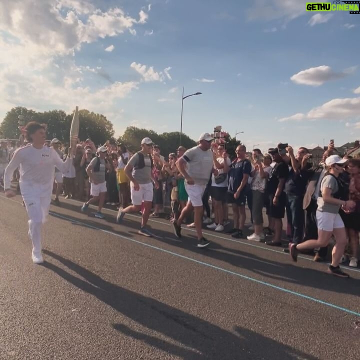 Riadh Belaïche - 3 Likes - Je suis tellement fier … avoir la chance de porter cette flamme olympique représente beaucoup. ❤️
Merci à vous de pouvoir me faire vivre chaque jour ce genré d’expérience incroyable 🫶
Merci au Comité olympique de m’avoir choisi pour porter cette flamme dans mon département le 77 !!
📸 @benaubert
