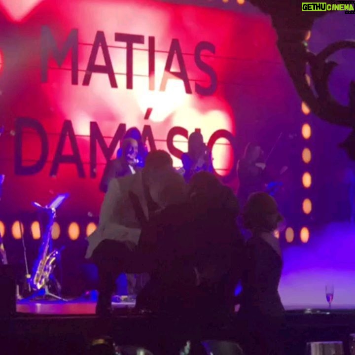 Ricardo Carriço - 3.4K Likes - Amo a minha familia, e nada melhor que acabar com este tema do @matias_damasio_oficial a cantar para a nossa Maria.
Um Feliz Ano Novo a todos com muita saúde e muito trabalho.
@ana.rebelo_
@amaedamaria
@casino.estoril
#passagemdeano #fimdeano #reveillon #familia #amor #lifestyle #inclusao #inclusion #momentosespeciales #momentosunicos #amor