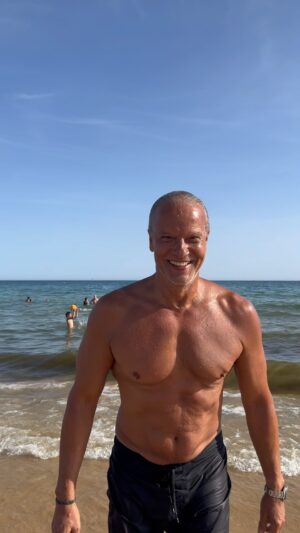 Ricardo Carriço Instagram - Último banho de mar…desta volta ao Sol ☀️ 

@ana.rebelo_ .
@semespinhasnaturabeach 

#férias #portugal #bestbeach #goodlife #lifestyle