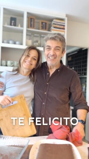Ricardo Darín Instagram - Mientras se cocinan los brownies, reflexiones y anécdotas de #EscenasDeLaVidaConyugal y la gira que nos espera desde Septiembre por España🙌🏻☺️🇪🇸

Entradas: Link en Bio @teatriming 

#EscenasDeCocina #Cocinando #RecetasFaciles #Teatro #RicardoDarin #AndreaPietra #España2024