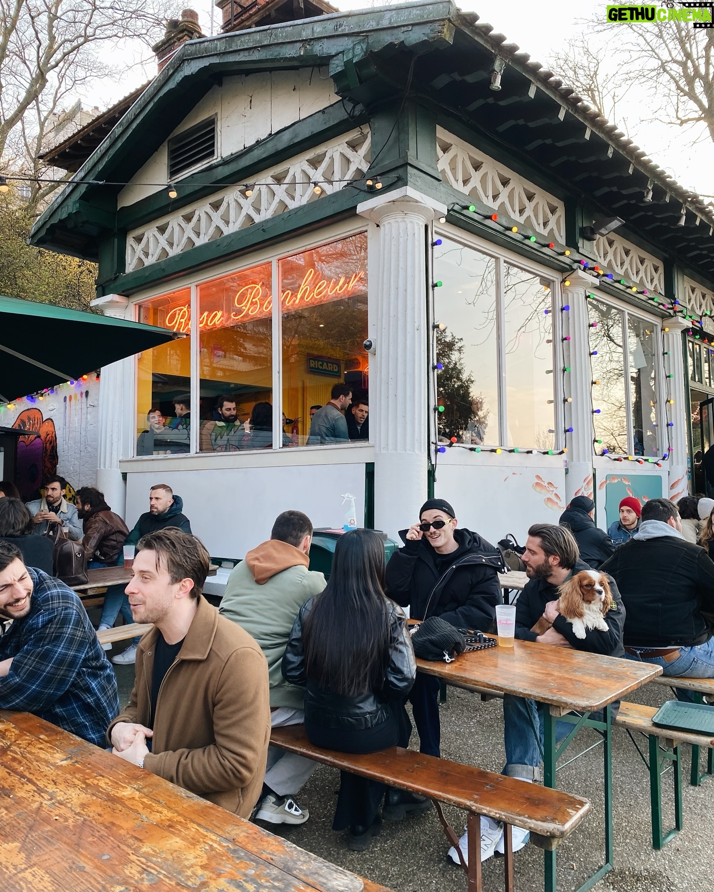 Ricardo Larrivée - 671 Likes - 🇫🇷 ADRESSES GOURMANDES À PARIS 🥐
De passage à Paris pour les vacances ou pour les Jeux olympiques? Voici 17 adresses gourmandes à essayer lors de votre prochain séjour dans la ville lumière!
Lien dans le profil (@ricardocuisine) pour les découvrir.