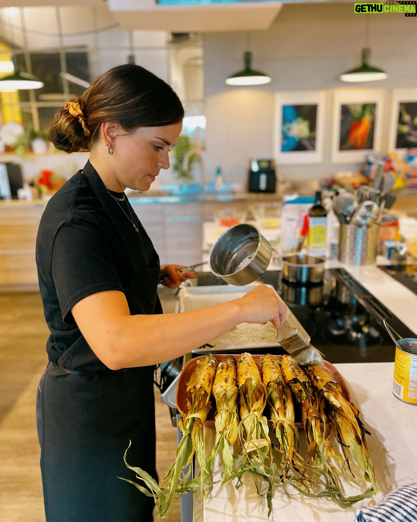 Ricardo Larrivée - 479 Likes - 🌽 Quelqu’un a dit épluchette? 🌽
Laurence et Alexane, nos cheffes en cuisine de développement sont allées chercher deux douzaines d’épis à l’épicerie pour une petite séance d’épluchette au bureau. Elles travaillent présentement sur le développement d’un dossier 100 % maïs! On ne peut pas vous en dire beaucoup à l’heure qu’il est, mais une chose est certaine : il y a quelques bijoux de recettes dans les premiers tests. 🤤
À suivre dans un futur magazine RICARDO.