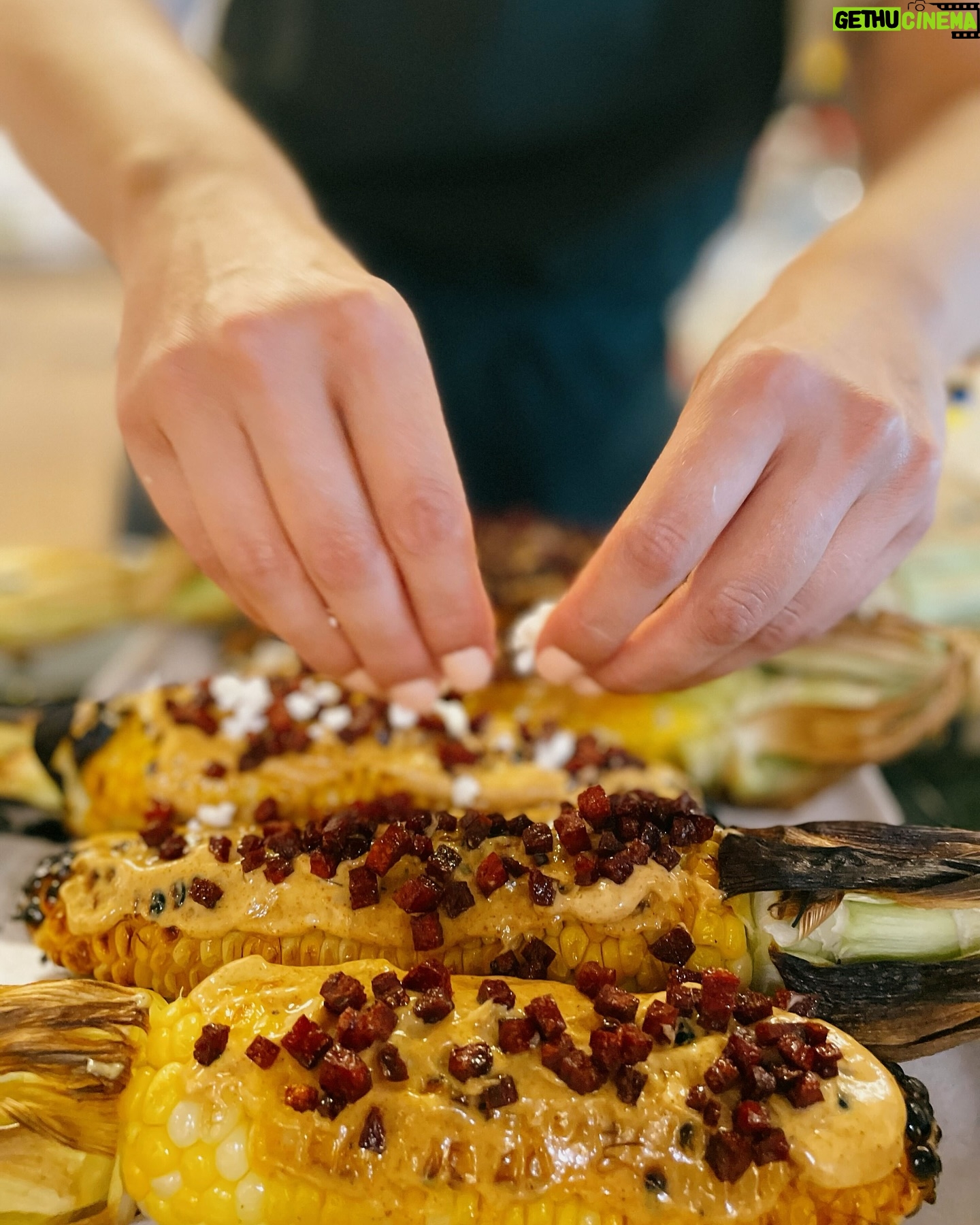 Ricardo Larrivée - 479 Likes - 🌽 Quelqu’un a dit épluchette? 🌽
Laurence et Alexane, nos cheffes en cuisine de développement sont allées chercher deux douzaines d’épis à l’épicerie pour une petite séance d’épluchette au bureau. Elles travaillent présentement sur le développement d’un dossier 100 % maïs! On ne peut pas vous en dire beaucoup à l’heure qu’il est, mais une chose est certaine : il y a quelques bijoux de recettes dans les premiers tests. 🤤
À suivre dans un futur magazine RICARDO.