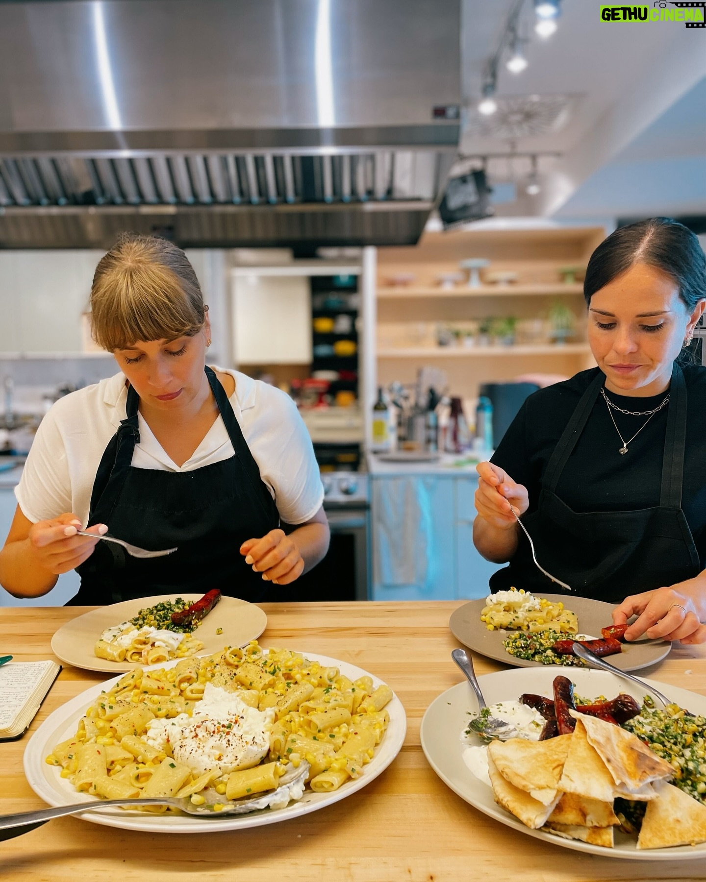 Ricardo Larrivée - 479 Likes - 🌽 Quelqu’un a dit épluchette? 🌽
Laurence et Alexane, nos cheffes en cuisine de développement sont allées chercher deux douzaines d’épis à l’épicerie pour une petite séance d’épluchette au bureau. Elles travaillent présentement sur le développement d’un dossier 100 % maïs! On ne peut pas vous en dire beaucoup à l’heure qu’il est, mais une chose est certaine : il y a quelques bijoux de recettes dans les premiers tests. 🤤
À suivre dans un futur magazine RICARDO.