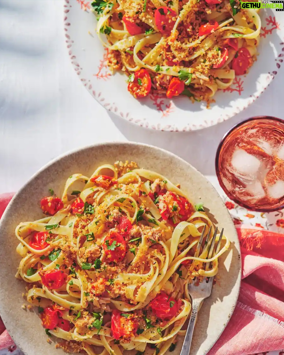 Ricardo Larrivée - 307 Likes - 🍝 PÂTES ENSOLEILLÉES ☀️
Impossible de résister à des pâtes et encore moins lorsqu'elles goûtent l'été! Voici 6 recettes fraîches et ensoleillées, parfaites pour un pique-nique ou même un lunch sous le parasol.
Lien dans le profil (@ricardocuisine) pour voir les recettes.
_______
🍝SUNNY PASTA DISHES☀️
Pasta is hard to resist, especially when it tastes like summer! Here are six fresh and bright recipes that work for a picnic in the park or lunch under a parasol.
Click the link in our bio (@ricardocuisine) for the recipes.