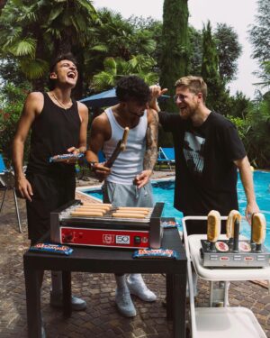 Riccardo Dose Instagram - IL TRIO PIÙ TAMARRO DELLA GOAT LEAGUE HA PORTATO LA SUA SQUADRA ALLE FINALI!

Abbiamo deciso di premiarci con un’incredibile giornata assieme, in cui siamo diventati persino dei maestri nel cucinare gli hot-dog! Grazie di cuore a @wuberofficial e ora testa alle finali! Forza Blancos! #ilverogustoèesserci adv