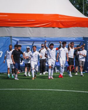 Riccardo Dose Instagram - IL TRIO PIÙ TAMARRO DELLA GOAT LEAGUE HA PORTATO LA SUA SQUADRA ALLE FINALI!

Abbiamo deciso di premiarci con un’incredibile giornata assieme, in cui siamo diventati persino dei maestri nel cucinare gli hot-dog! Grazie di cuore a @wuberofficial e ora testa alle finali! Forza Blancos! #ilverogustoèesserci adv