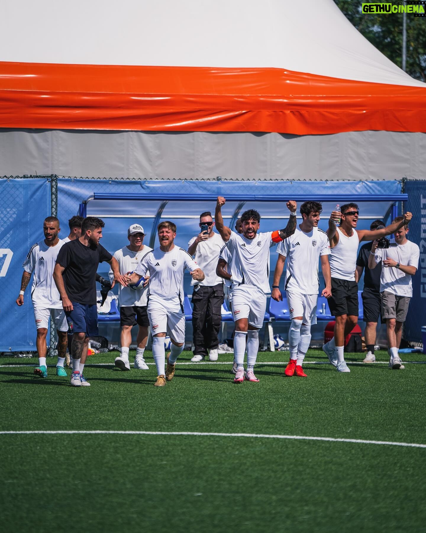 Riccardo Dose - 123.7K Likes - IL TRIO PIÙ TAMARRO DELLA GOAT LEAGUE HA PORTATO LA SUA SQUADRA ALLE FINALI!
Abbiamo deciso di premiarci con un’incredibile giornata assieme, in cui siamo diventati persino dei maestri nel cucinare gli hot-dog! Grazie di cuore a @wuberofficial e ora testa alle finali! Forza Blancos! #ilverogustoèesserci adv