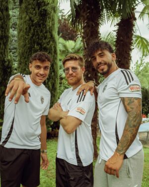 Riccardo Dose Instagram - IL TRIO PIÙ TAMARRO DELLA GOAT LEAGUE HA PORTATO LA SUA SQUADRA ALLE FINALI!

Abbiamo deciso di premiarci con un’incredibile giornata assieme, in cui siamo diventati persino dei maestri nel cucinare gli hot-dog! Grazie di cuore a @wuberofficial e ora testa alle finali! Forza Blancos! #ilverogustoèesserci adv