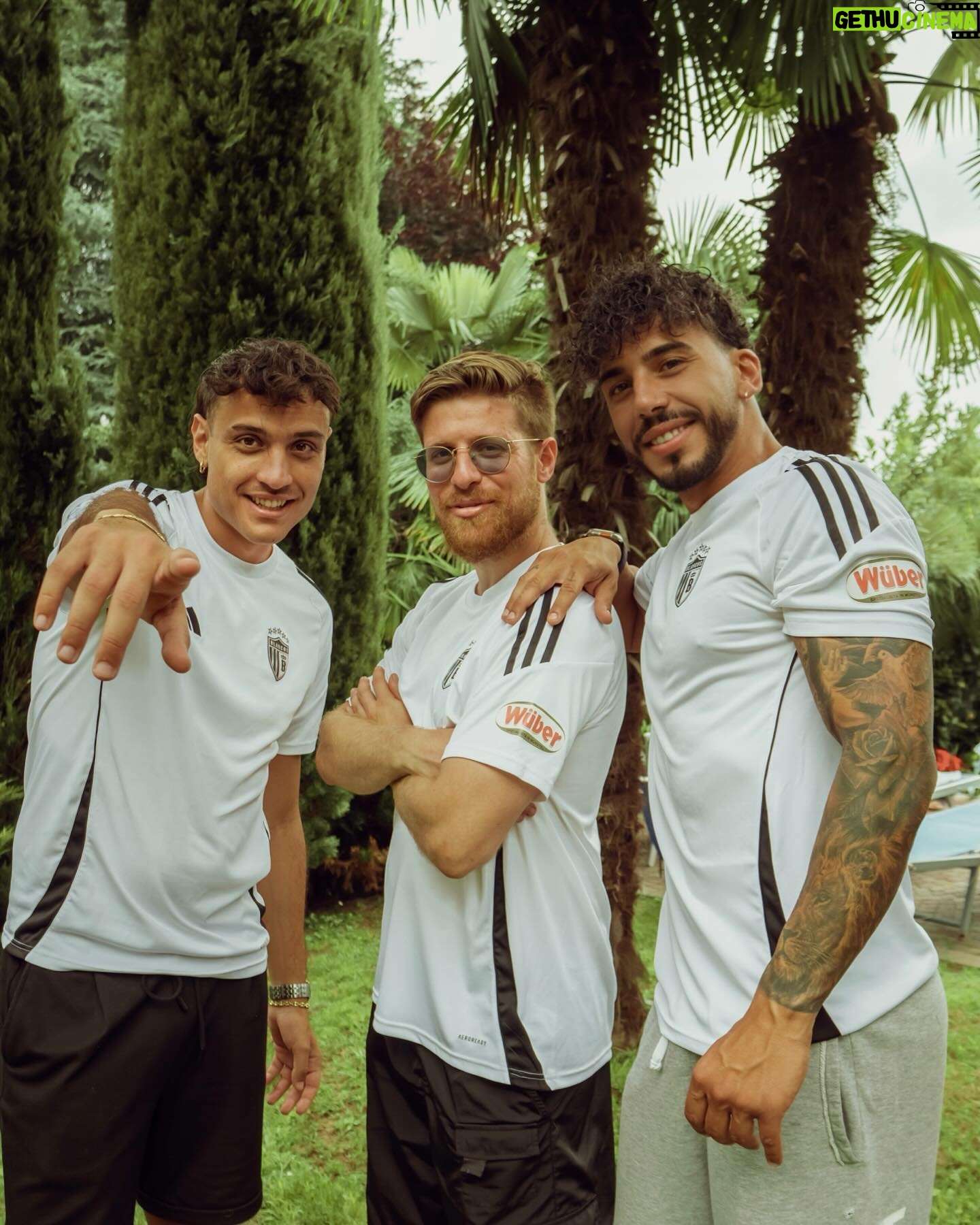 Riccardo Dose - 123.7K Likes - IL TRIO PIÙ TAMARRO DELLA GOAT LEAGUE HA PORTATO LA SUA SQUADRA ALLE FINALI!
Abbiamo deciso di premiarci con un’incredibile giornata assieme, in cui siamo diventati persino dei maestri nel cucinare gli hot-dog! Grazie di cuore a @wuberofficial e ora testa alle finali! Forza Blancos! #ilverogustoèesserci adv