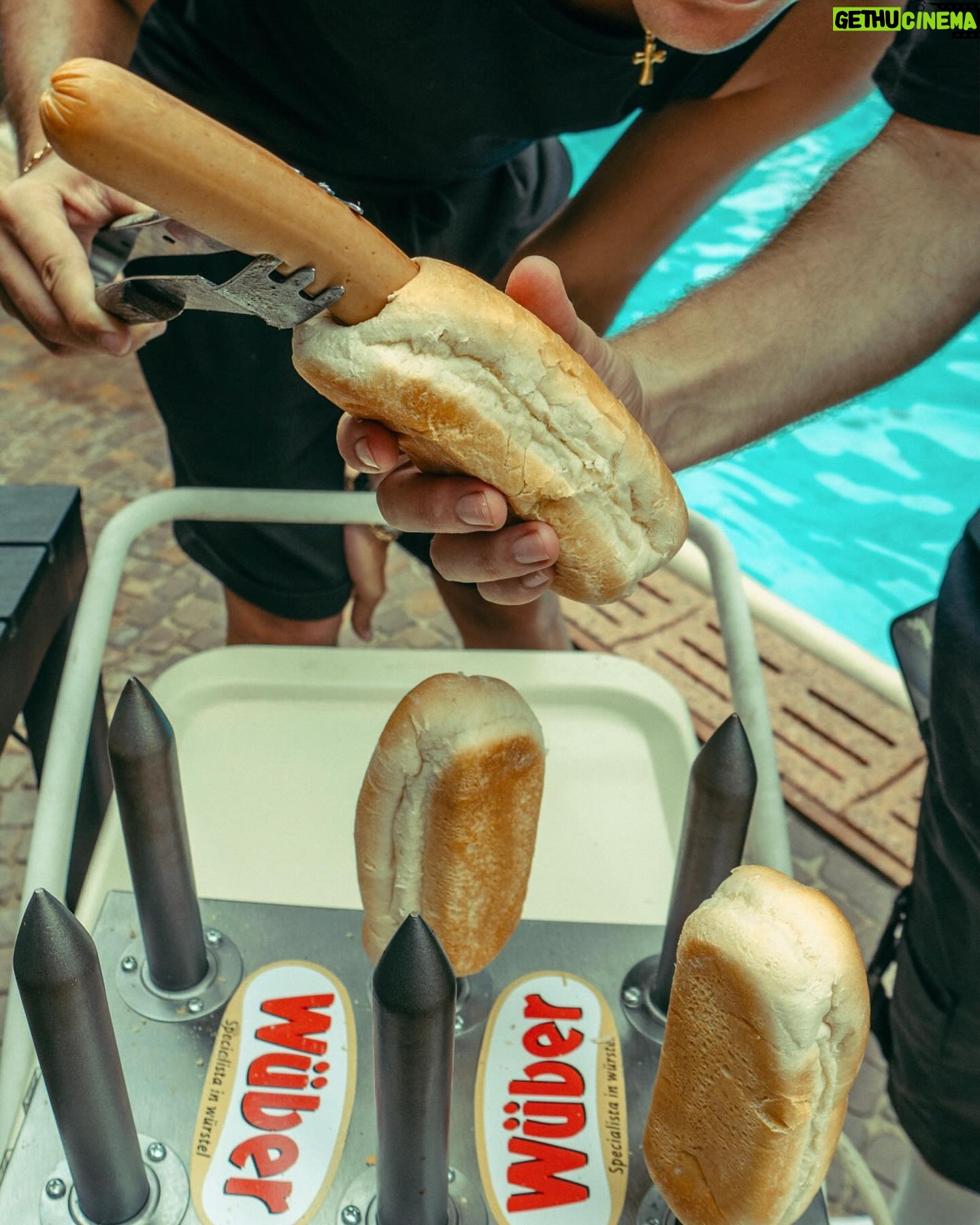 Riccardo Dose - 123.7K Likes - IL TRIO PIÙ TAMARRO DELLA GOAT LEAGUE HA PORTATO LA SUA SQUADRA ALLE FINALI!
Abbiamo deciso di premiarci con un’incredibile giornata assieme, in cui siamo diventati persino dei maestri nel cucinare gli hot-dog! Grazie di cuore a @wuberofficial e ora testa alle finali! Forza Blancos! #ilverogustoèesserci adv