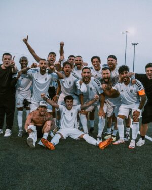 Riccardo Dose Instagram - IL TRIO PIÙ TAMARRO DELLA GOAT LEAGUE HA PORTATO LA SUA SQUADRA ALLE FINALI!

Abbiamo deciso di premiarci con un’incredibile giornata assieme, in cui siamo diventati persino dei maestri nel cucinare gli hot-dog! Grazie di cuore a @wuberofficial e ora testa alle finali! Forza Blancos! #ilverogustoèesserci adv