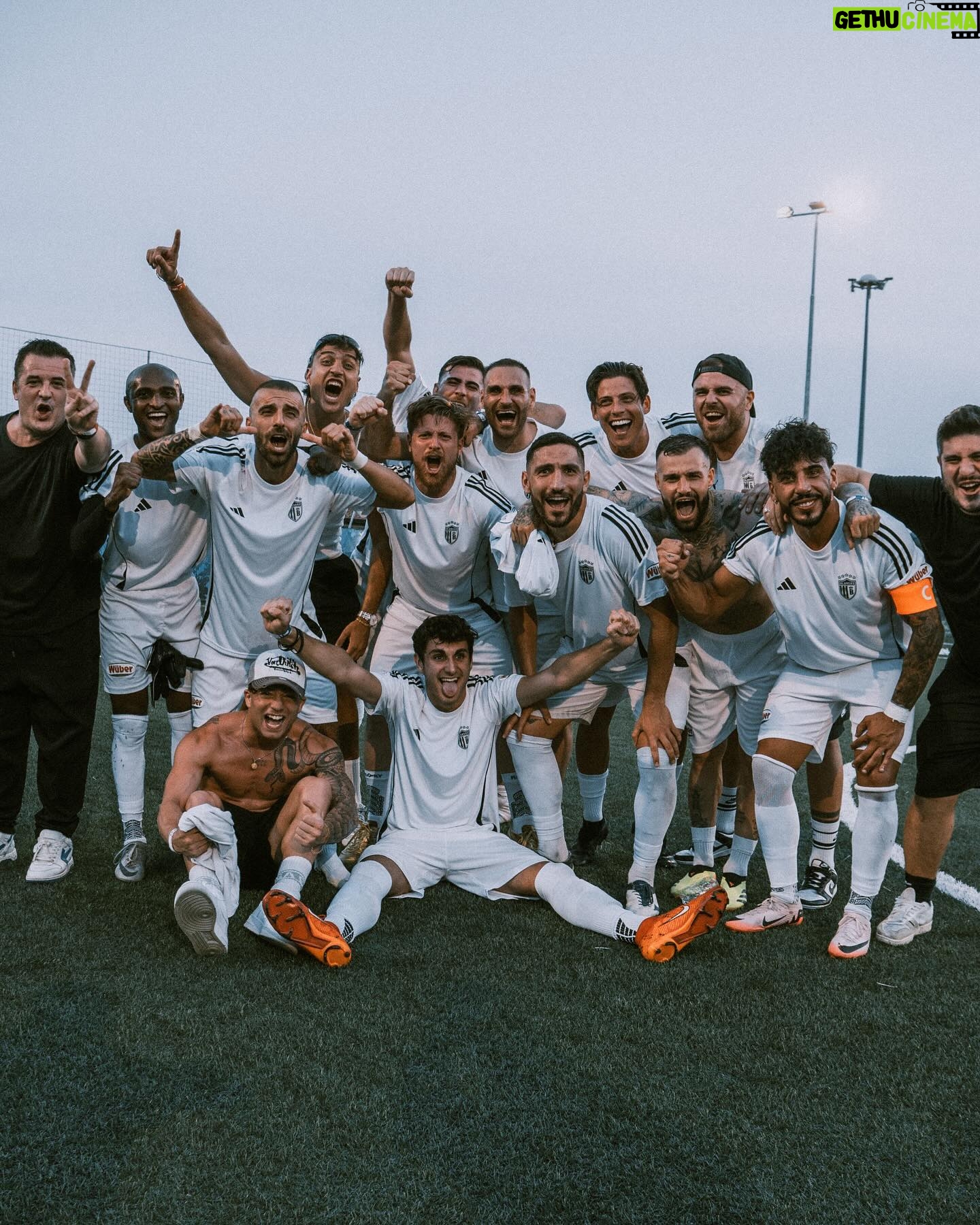 Riccardo Dose - 123.7K Likes - IL TRIO PIÙ TAMARRO DELLA GOAT LEAGUE HA PORTATO LA SUA SQUADRA ALLE FINALI!
Abbiamo deciso di premiarci con un’incredibile giornata assieme, in cui siamo diventati persino dei maestri nel cucinare gli hot-dog! Grazie di cuore a @wuberofficial e ora testa alle finali! Forza Blancos! #ilverogustoèesserci adv