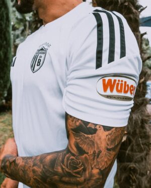 Riccardo Dose Instagram - IL TRIO PIÙ TAMARRO DELLA GOAT LEAGUE HA PORTATO LA SUA SQUADRA ALLE FINALI!

Abbiamo deciso di premiarci con un’incredibile giornata assieme, in cui siamo diventati persino dei maestri nel cucinare gli hot-dog! Grazie di cuore a @wuberofficial e ora testa alle finali! Forza Blancos! #ilverogustoèesserci adv