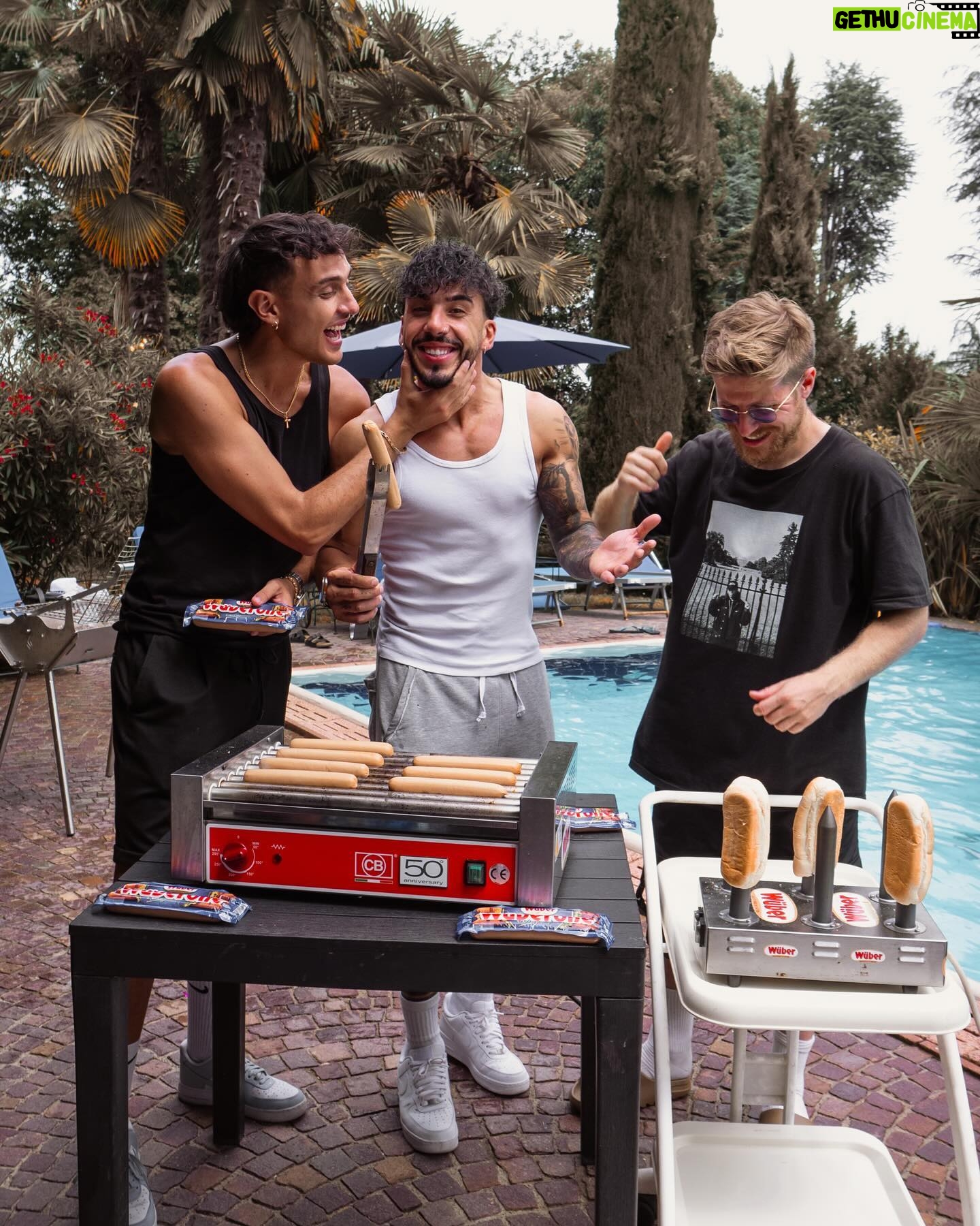 Riccardo Dose - 123.7K Likes - IL TRIO PIÙ TAMARRO DELLA GOAT LEAGUE HA PORTATO LA SUA SQUADRA ALLE FINALI!
Abbiamo deciso di premiarci con un’incredibile giornata assieme, in cui siamo diventati persino dei maestri nel cucinare gli hot-dog! Grazie di cuore a @wuberofficial e ora testa alle finali! Forza Blancos! #ilverogustoèesserci adv