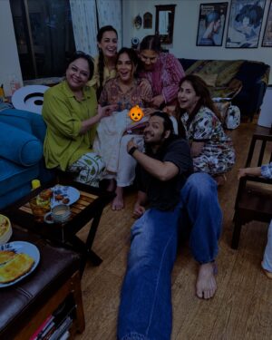 Richa Chadha Instagram - An evening drenched in rain and love, with piping hot khaalas/maasik and sabudana wadas . I think the tea was too cold for @tanveazmi apologies! How lucky is this little girl to be blessed and touched by the most loving and the very best! How happy is Guddu Pandit! How pampered is the mom! Thank the heavens for bonds like these @urmilamatondkarofficial @azmishabana18 @diamirzaofficial !
A big thanks to Dia, for sorting me out… I mean A to Z pregnancy wise! 🩷👶☺️❤️🪬forever indebted and grateful ! Love you all !!! 
🐣👶🩷🪬👼