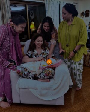 Richa Chadha Instagram - An evening drenched in rain and love, with piping hot khaalas/maasik and sabudana wadas . I think the tea was too cold for @tanveazmi apologies! How lucky is this little girl to be blessed and touched by the most loving and the very best! How happy is Guddu Pandit! How pampered is the mom! Thank the heavens for bonds like these @urmilamatondkarofficial @azmishabana18 @diamirzaofficial !
A big thanks to Dia, for sorting me out… I mean A to Z pregnancy wise! 🩷👶☺️❤️🪬forever indebted and grateful ! Love you all !!! 
🐣👶🩷🪬👼
