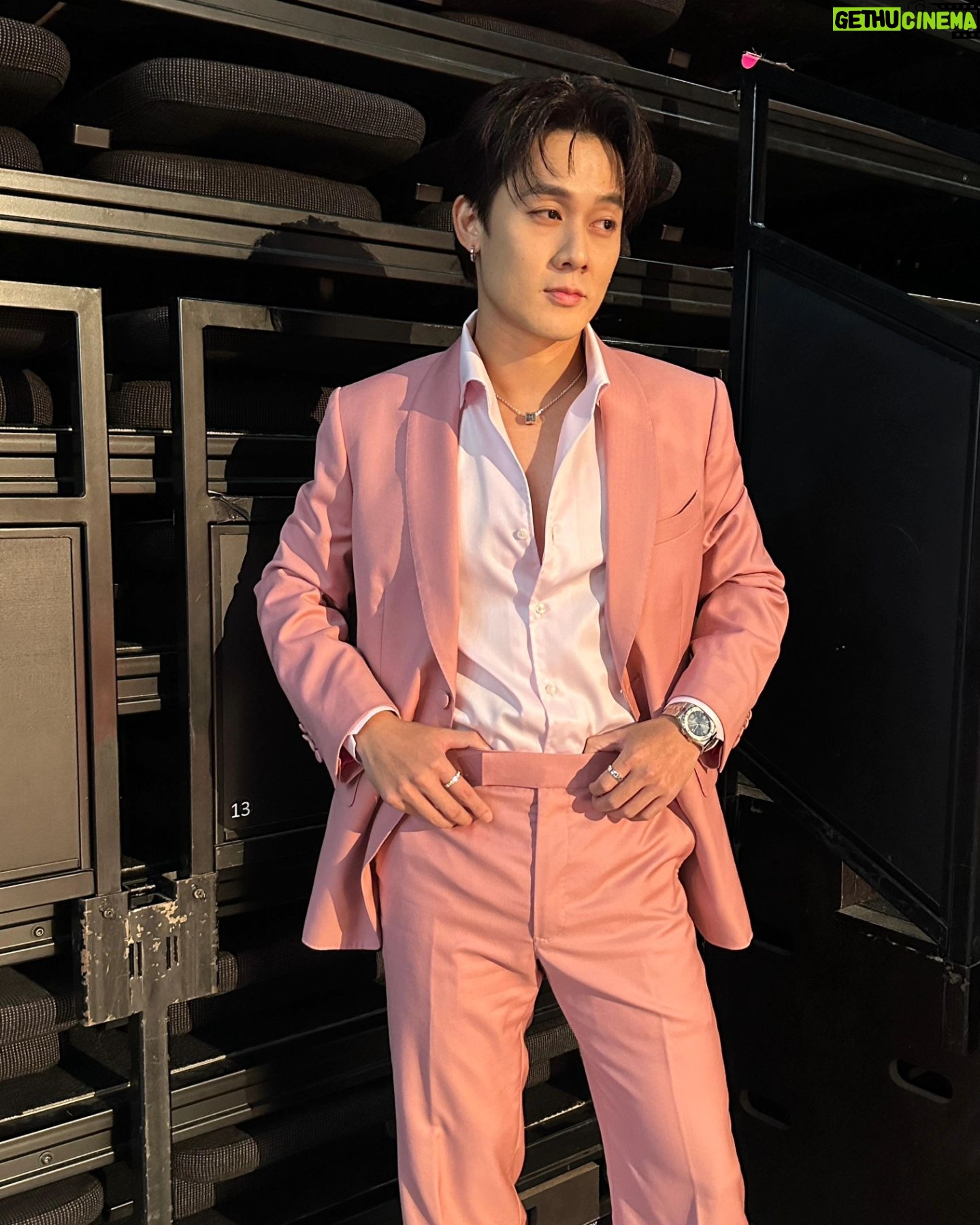 Richie Koh - 2.5K Likes - Thank you for beautifying me my precious team!
Can never do it without you guys!
PRECIOUS THANKS TO
MAKEUP @makeupentourage • @dolleiseah
HAIR @urbanhairsg
STYLIST @kanerayn
OUTFIT @qmenswear
JEWELLERY £ TIMEPIECE @chopard