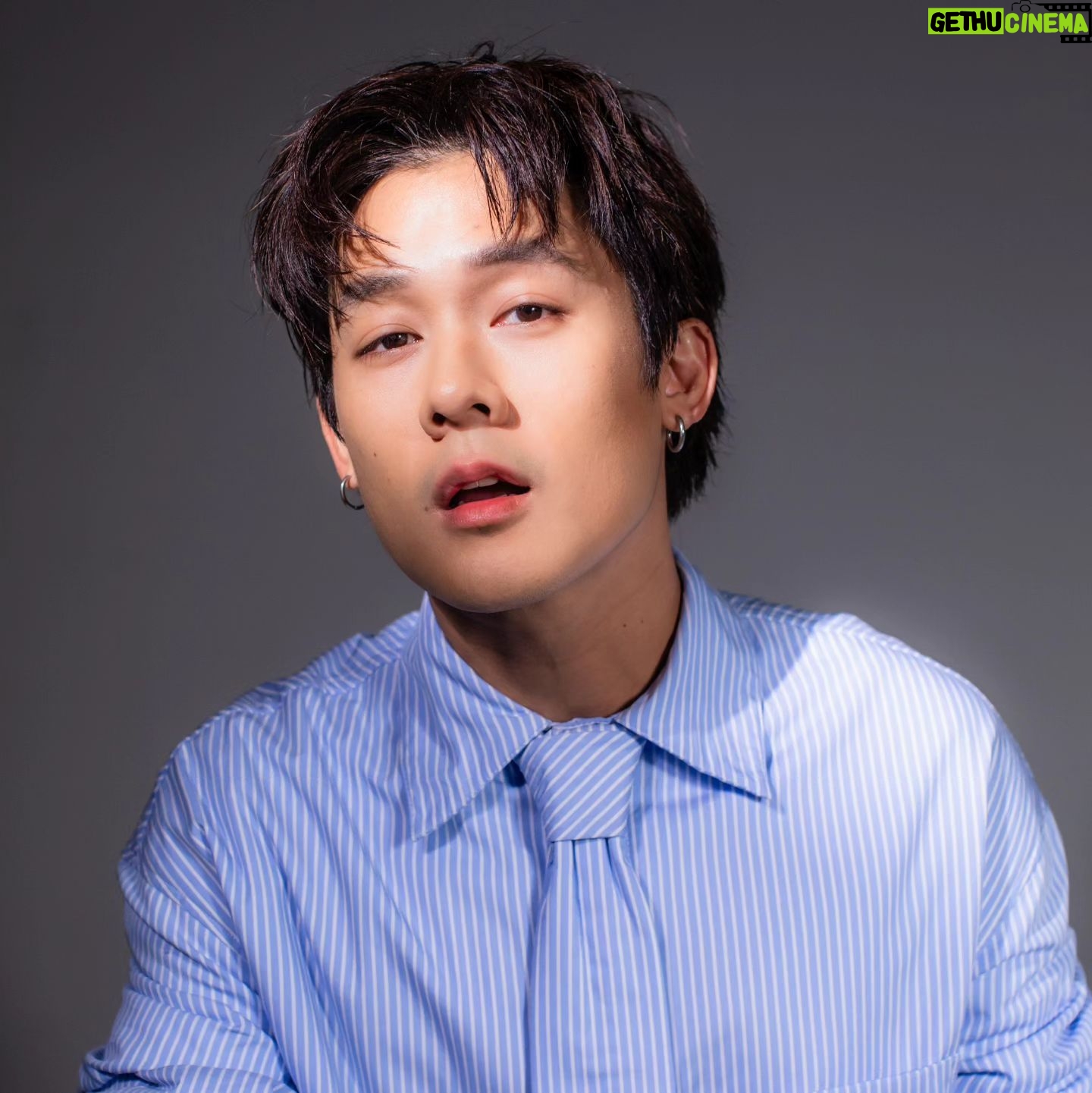 Richie Koh - 2.6K Likes - Why leave your tie dangling when you can bite it.
#kenzo