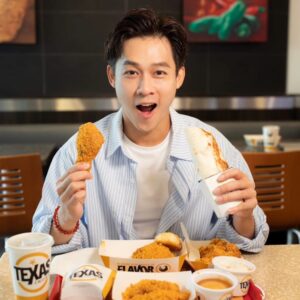 Richie Koh Instagram - BACK BY POPULAR DEMAND! Texas Chicken’s Salted Egg Chicken is in the house!

The Salted Egg Chicken is coated with creamy, savoury salted egg sauce and sprinkled with crunchy salted egg crumbs made from real duck eggs! A mouth-ful of goodness and rushing endorphins making you coming back for more!

“Always Fresh, Never Frozen” 
You ask for it and it's back!

#texaschicken #saltedegg #friedchicken #sgfood