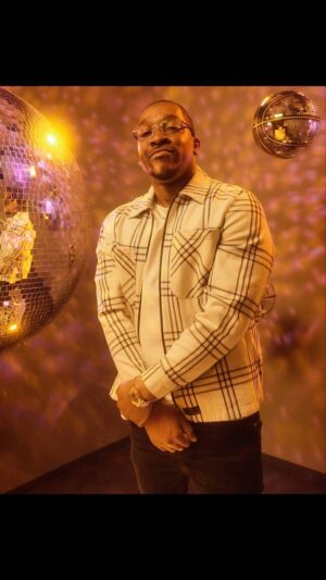 Rickey Brown Instagram - 🗣IT’S WINNING TIME TONIGHT!!! 9PM ON @hbo @hbomax @winningtimehbo Had the pleasure of shooting with the great @markleibowitzpictures for our shows promo🙌🏾🙌🏾🙌🏾 Who’s tuning in tonight?!? #winningtime#winningtimehbo#hbo#hbomax#lakers