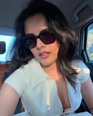Riddhi Kumar Instagram - Can’t think of a caption 😶‍🌫️ something on the lines of golden hour ✨ mandatory post for engagement 🤓