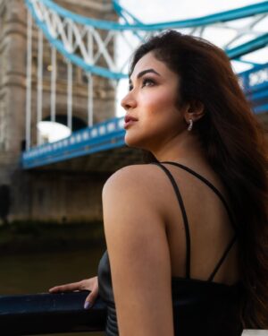 Ridhima Pandit Instagram - Silent musings in a noisy world… 
📸 :- @dlazygirlportraits 
.
.
.

#thamesriver #london #portraitsinlondon