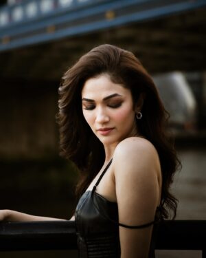 Ridhima Pandit Instagram - Silent musings in a noisy world… 
📸 :- @dlazygirlportraits 
.
.
.

#thamesriver #london #portraitsinlondon