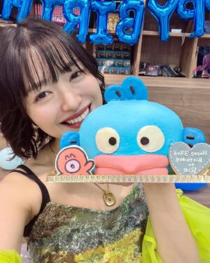 Rie Kitahara Instagram - 💙🩵
ファンの方たちがくださった
ハンギョドンケーキ！！！！

可愛すぎる💖💖💖

この日の夕焼けと同じ色をしていたので
ハンギョドンにも見せました🐠

 #ハンギョドン