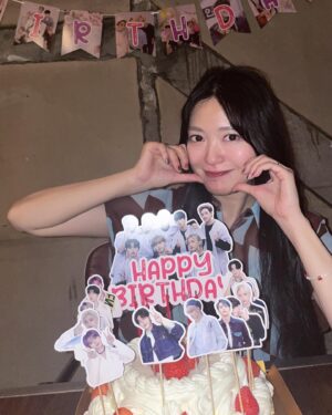 Rie Kitahara Instagram - 33歳になりました🎂✨

今年はたくさんお誕生日会をしてもらいました💟
ここに残させてください😌🎀
幸せな瞬間がたくさんあったよ~

1枚目の写真は…あきちゃのYouTubeで配信されるので
それもお楽しみに☺️

33歳も周りを大切に、
楽しく、穏やかに、幸せに過ごしていきたいです。
今年もよろしくお願いします🫶🏻