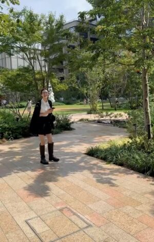 Rie Tomosaka Instagram - 最後のポーズがダサすぎる💁‍♀️
そしてエラ様のこの曲がやっぱり好き🫶
⁡
#カーディガン @drawerofficial 
#スカート @yokochanjapan 
#ブラウス #コルピエロ
#ブーツ @caminandojp 
#メガネ @blanc_official 
#バッグ @myweakness_official