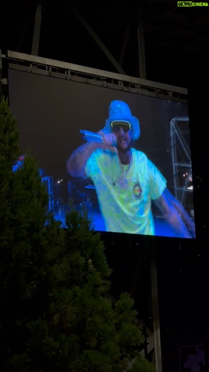Riff Raff - 16.5K Likes - TODAY iN DALLAS TEXAS AT ZUMiEZ iN THE GALLERiA MALL 2-4pm RiFF RAFF x LUGZ iN STORE SiGNiNG THE FLORESCENT FORREST FROG BOOTS 🥾
TONiGHT DOS EQUiS PAViLiON ON TOUR WiTH LiMP BiZKiT 🏟️
