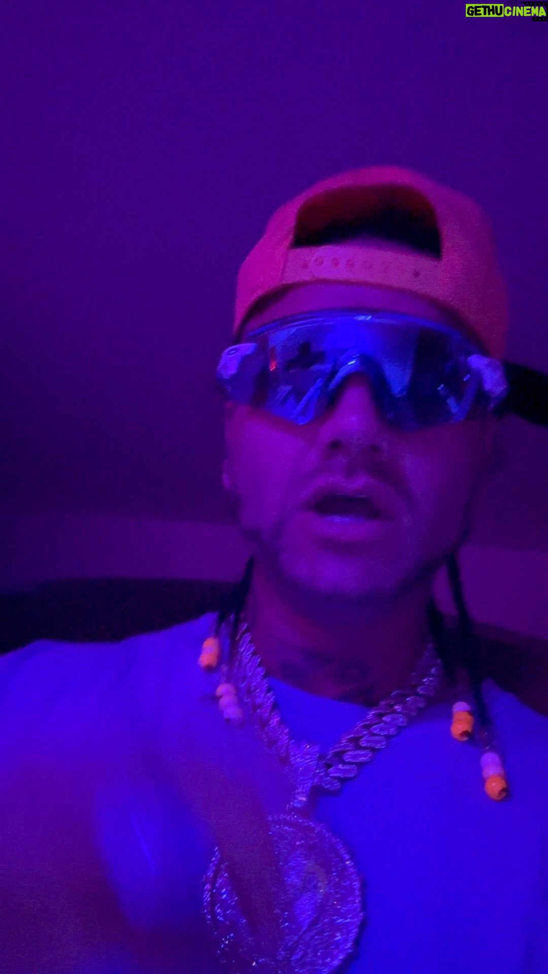 Riff Raff - 16.4K Likes - Everybody hates Me
I got Houses Way in Katy, TX
You can ice skate me
Lamborghini Valets Me
I was raised by tyrants
it’s the Butterscotch Giant
I sip syrup in silence..and my ..
ceilings were ultraviolet
I was Sleeping on Saturn 🪐
I was flying with the Dragons
I came back from vacation
singing hooks like Lenny Kravitz
I told her Everything
that My Heart imagined
But it didn’t matter..
She still hit me with the dagger
cuz …. Everybody hates Me