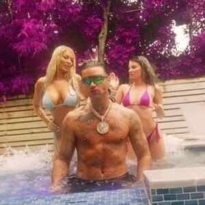 Riff Raff Instagram - RATHER RUN THRU THE RAiN THAN ASK YOU TO BORROW AN UMBRELLA☔️