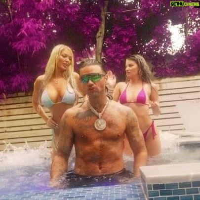 Riff Raff - 15.1K Likes - RATHER RUN THRU THE RAiN THAN ASK YOU TO BORROW AN UMBRELLA☔️