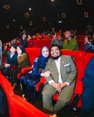 Rigen Rakelna Instagram - Gala Premiere Film Kang Mak from Pee Mak. Puasss banget sama hasilnya. Terima kasih untuk cast dan para crew yang sudah bekerja sama dengan baik membuat film ini. Semoga kita semua bisa mendapatkan hasil terbaik untuk film ini. Jangan lupa ya teman teman nonton Kang Mak From Pee Mak tanggal 15 Agustus 2024 di Bioskop. 

oiya, seneng banget punya jas gala premiere lagi. Terima kasih @biehintailor sudah bikinin jas yang kece banget ini buat gala premiere Kang Mak. 

📸 @satrioha16
