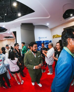 Rigen Rakelna Instagram - Gala Premiere Film Kang Mak from Pee Mak. Puasss banget sama hasilnya. Terima kasih untuk cast dan para crew yang sudah bekerja sama dengan baik membuat film ini. Semoga kita semua bisa mendapatkan hasil terbaik untuk film ini. Jangan lupa ya teman teman nonton Kang Mak From Pee Mak tanggal 15 Agustus 2024 di Bioskop. 

oiya, seneng banget punya jas gala premiere lagi. Terima kasih @biehintailor sudah bikinin jas yang kece banget ini buat gala premiere Kang Mak. 

📸 @satrioha16