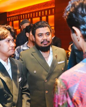 Rigen Rakelna Instagram - Gala Premiere Film Kang Mak from Pee Mak. Puasss banget sama hasilnya. Terima kasih untuk cast dan para crew yang sudah bekerja sama dengan baik membuat film ini. Semoga kita semua bisa mendapatkan hasil terbaik untuk film ini. Jangan lupa ya teman teman nonton Kang Mak From Pee Mak tanggal 15 Agustus 2024 di Bioskop. 

oiya, seneng banget punya jas gala premiere lagi. Terima kasih @biehintailor sudah bikinin jas yang kece banget ini buat gala premiere Kang Mak. 

📸 @satrioha16