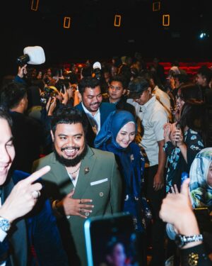 Rigen Rakelna Instagram - Gala Premiere Film Kang Mak from Pee Mak. Puasss banget sama hasilnya. Terima kasih untuk cast dan para crew yang sudah bekerja sama dengan baik membuat film ini. Semoga kita semua bisa mendapatkan hasil terbaik untuk film ini. Jangan lupa ya teman teman nonton Kang Mak From Pee Mak tanggal 15 Agustus 2024 di Bioskop. 

oiya, seneng banget punya jas gala premiere lagi. Terima kasih @biehintailor sudah bikinin jas yang kece banget ini buat gala premiere Kang Mak. 

📸 @satrioha16