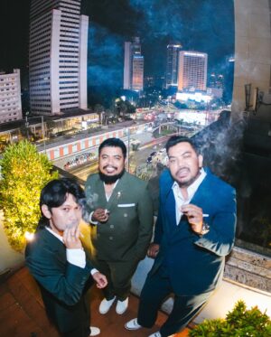 Rigen Rakelna Instagram - Gala Premiere Film Kang Mak from Pee Mak. Puasss banget sama hasilnya. Terima kasih untuk cast dan para crew yang sudah bekerja sama dengan baik membuat film ini. Semoga kita semua bisa mendapatkan hasil terbaik untuk film ini. Jangan lupa ya teman teman nonton Kang Mak From Pee Mak tanggal 15 Agustus 2024 di Bioskop. 

oiya, seneng banget punya jas gala premiere lagi. Terima kasih @biehintailor sudah bikinin jas yang kece banget ini buat gala premiere Kang Mak. 

📸 @satrioha16