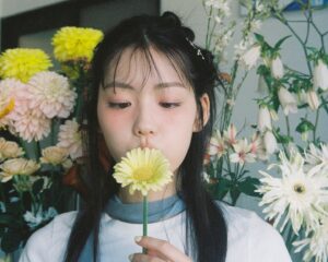 Riho Nakamura Instagram - @mini_tkj 8月号発売中🌻

📸  @atsukokitaura 
👗　@mika_ito_ 
💄　@yukie_tsujimura
