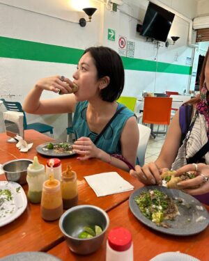 Riho Yoshioka Instagram - momo合流❤︎
とにかく🌮を食べまくる
食べてりゃ何とかなるって思える味。

@charanpo_momo 
@miwakokakei 

#🇲🇽
#🌮
#ペドレガル邸近く