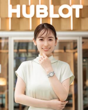 Rika Izumi Instagram - ウブロのサマーキャンペーン「HUBLOT LOVES SUMMER 2024」へ。
今回着用した時計は、日本限定モデル「ビッグ・バン ワンクリック モノクローム スチール ダイヤモンド」
スチールとダイヤモンドの輝きが美しく、品のあるデザインがとても素敵でした💫
土日祝日はキャンペーンに参加でオリジナルモクテルも提供されるそうです。
8/12まで開催しています🍋

@hublot @hublot_japan #PR #Hublot #ウブロ #HublotLovesSummer