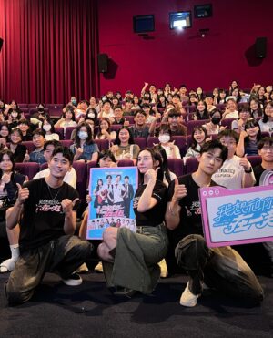 Riko Xi Instagram - 我想和你在一起 宣傳日記😗🎬
@lovebesideme2024 

1.拍貼店有「我想和你在一起」的主題拍貼！
@snapshot.tw 

2. 白色蕾絲裙 @isabelmarant ，項鍊 @allsaintstaiwan @allsaints_style 
感謝服裝提供 @tun_grp #tungrp 

3.B組跑映前映後，有毛祁生 @parkerstilldreaming 在瞬間變綜藝場次😆

4. 我們 @goodthings.ent 夥伴 @ellenwuuuuu 一起出演🤩

5. 電影裡的招牌動作🪈

6. 4人🤩

7. 拍貼店縮時🍮

8. 首映會特寫 咔嚓喀擦😗✨