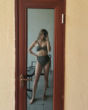 Rima Zeidan Instagram - 🍋or🥥 ?

.

Ps. 忙拍戲還可以收到泳衣覺得開心☺️